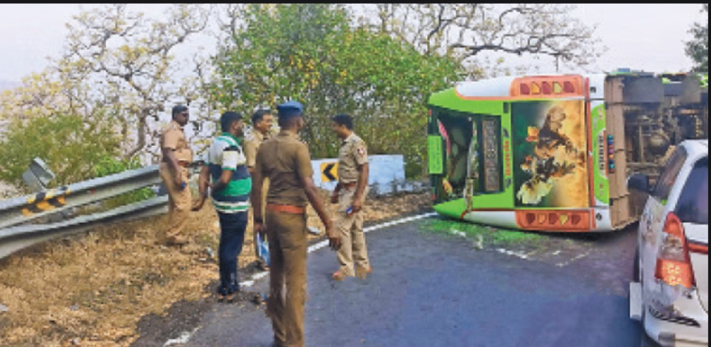 கொண்டை ஊசி வளைவில் சுற்றுலாப்பேருந்து தலைக்குப்புற கவிழ்ந்து 15 பேர் படுகாயம்!