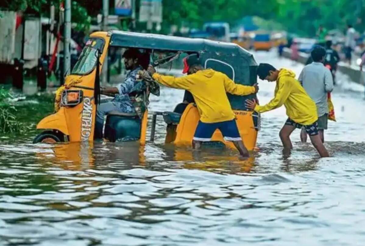 கனமழை எச்சரிக்கை: 10 மாவட்ட ஆட்சியர்களுக்கு தயார்நிலையில் இருக்க உத்தரவு!