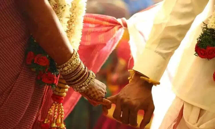 மதம் மாறி திருமணம்... புது மாப்பிள்ளையின் குடும்பத்தை அரிவாளால் வெட்டி சாய்த்து மணப்பெண்ணை அழைத்து சென்ற கொடூரம்!