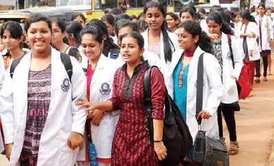 கல்லூரி மாணவிகள்