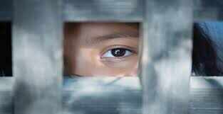 நாடு முழுவதும் அதிர்ச்சி... மாநிலங்களுக்கிடையே செக்ஸ் ராக்கெட்... சிறுமிகளைக் கடத்தி விபச்சாரம்... போலீஸ் அதிகாரி உட்பட 21 பேர் கைது!