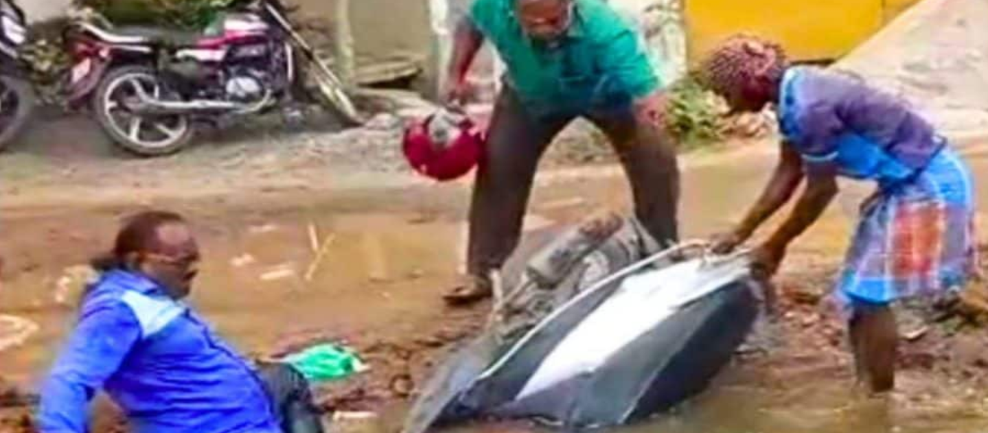 பைக்குடன் பாதாள சாக்கடை பள்ளத்தில் விழுந்த நபர்!!