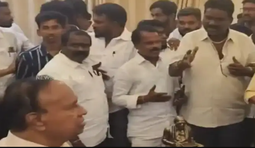 “வேட்பாளரை மாத்துங்க..” டி.ஆர். பாலு வீட்டை முற்றுகையிட்ட 500க்கும் மேற்பட்ட தொண்டர்கள்!