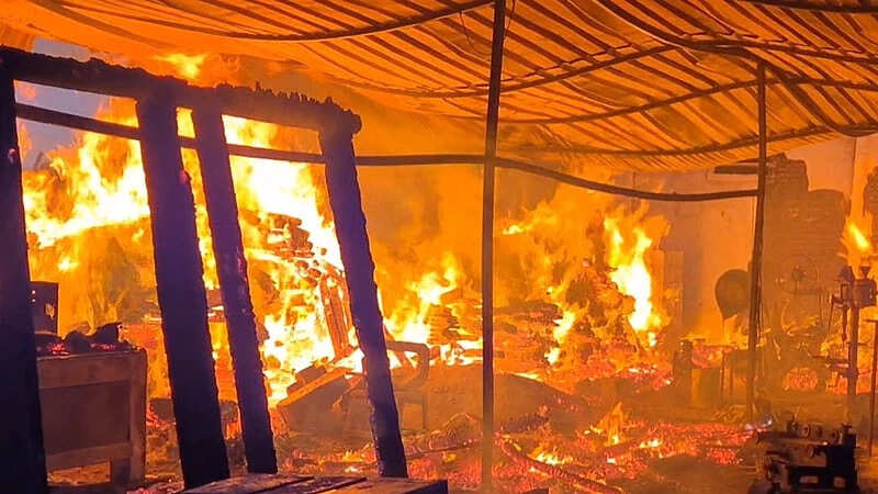 ஃபர்னிச்சர் கடையில் பயங்கர தீ விபத்து... பல லட்சம் தேக்கு மரங்கள் எரிந்து நாசம்!