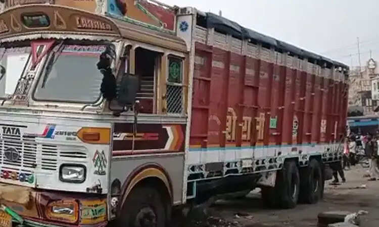 பேருந்துக்காக காத்திருந்தவர்கள் மீது மோதிய லாரி!! 6 பேர் பலியான சோகம்!!