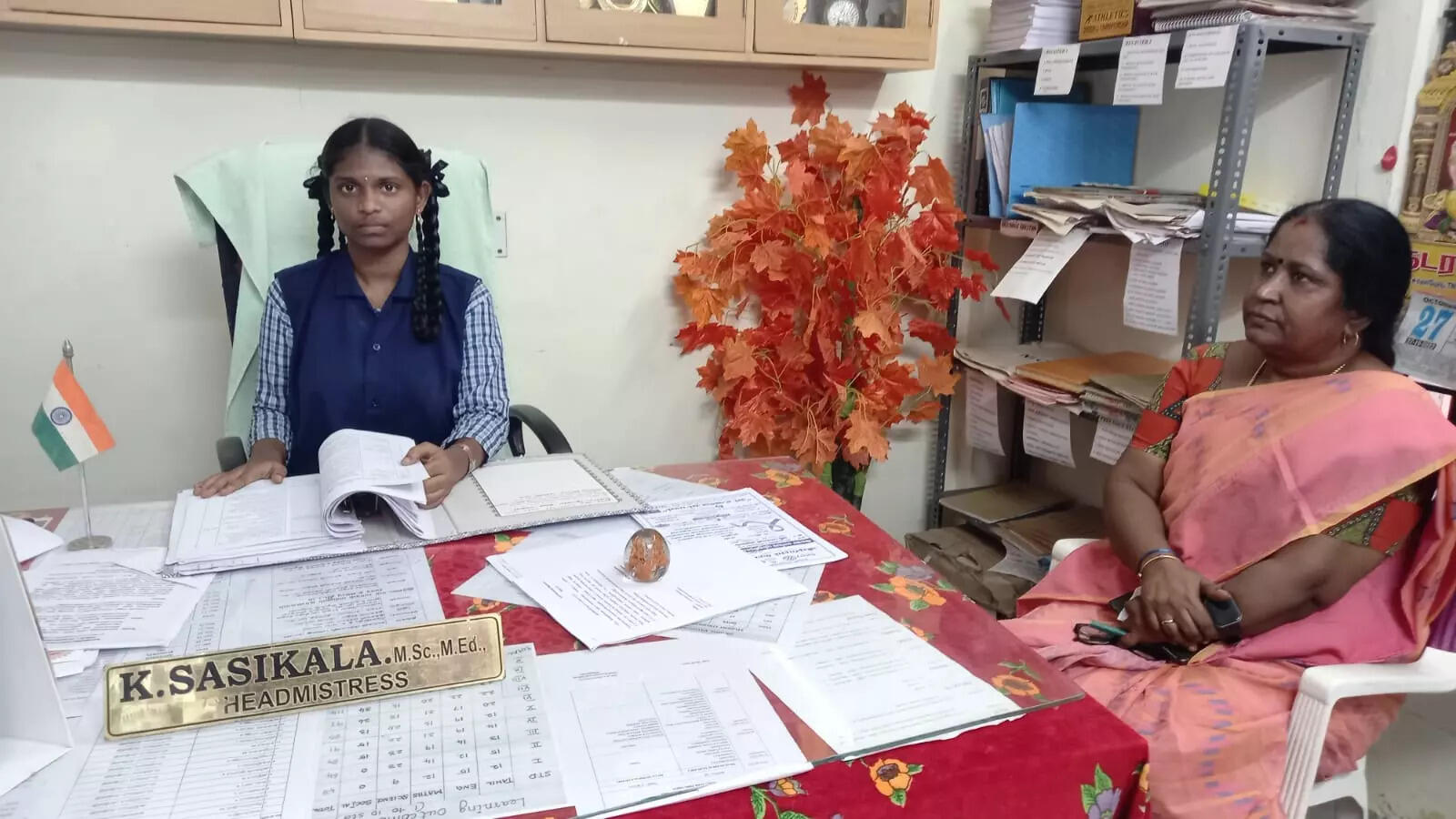 தேர்தல் முதல் மதிப்பெண்! மாணவியை தலைமையாசிரியராக்கி அழகு பார்த்த பள்ளி முதல்வர்!