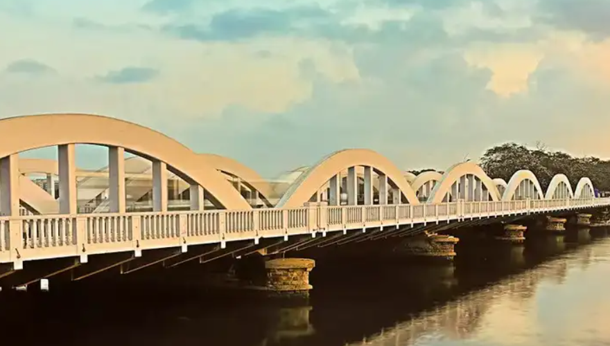 வாழப் பிடிக்கல... கூவம் ஆற்றில் குதித்து அண்ணா பல்கலை மாணவி தற்கொலை!