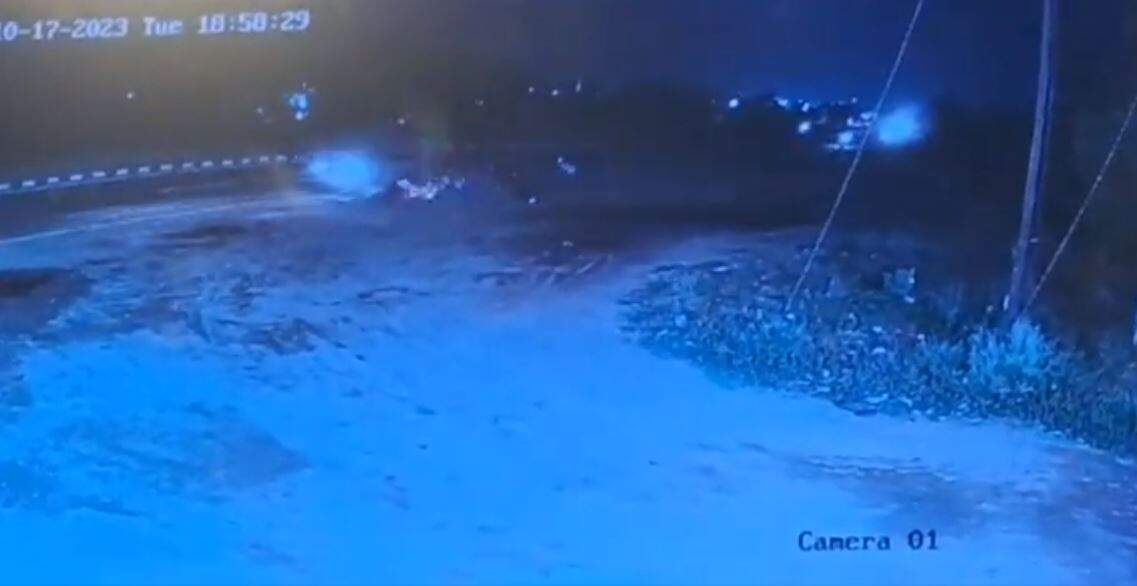 பரபரப்பு.. இருசக்கர வாகனம் மீது அதிவேகத்தில் மோதிய கார்.. வைரலாகும் பகீர் வீடியோ..!