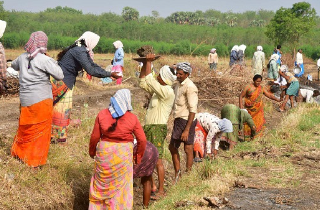 ஆகஸ்ட் 31 க்குள் ஆதாரை இணைப்பு கட்டாயம்!! இல்லன்னா சம்பளம் கட்!!