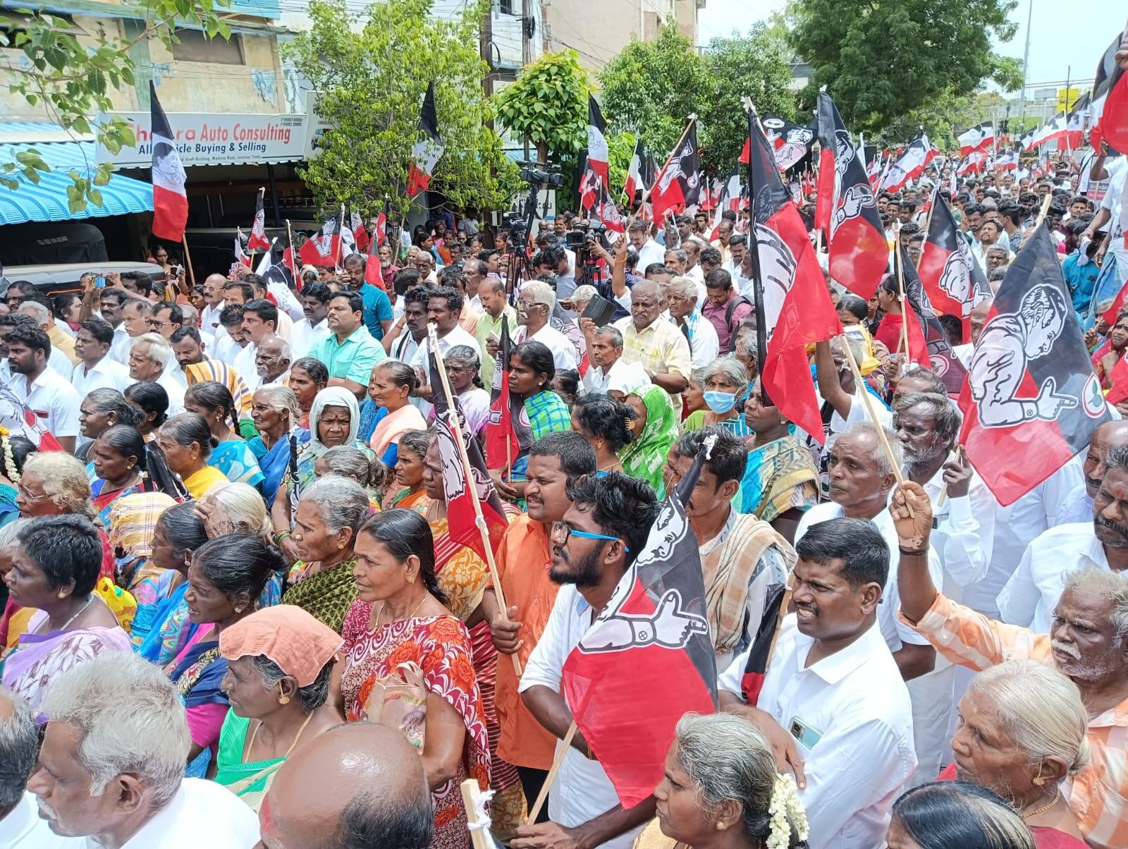 இணைந்த கைகள் நாம்தானா இருவருக்கும் எதிர்காலம் ?!