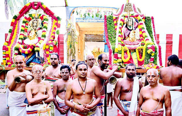 நவதிருப்பதி கோவிலில் ஐப்பசி பிரம்மோற்சவ கருடசேவை... குவிந்த பக்தர்கள்!