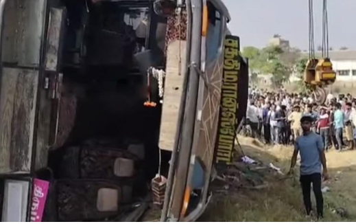 பெரும் சோகம்... பேருந்து கவிழ்ந்து கோரவிபத்து... 2 கல்லூரி மாணவர்கள் உட்பட 4 பேர் பலி... 30 பேர் படுகாயம்!