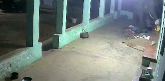 கணேசா... காப்பாத்து.... நள்ளிரவில் வீட்டிற்குள் புகுந்து தாக்கிய காட்டு யானை... வைரலாகும் வீடியோ!