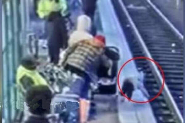 பகீர் வீடியோ!! 3 வயது சிறுமியை ரயில் தண்டவாளத்தில் தள்ளிய கொடூரம்!!