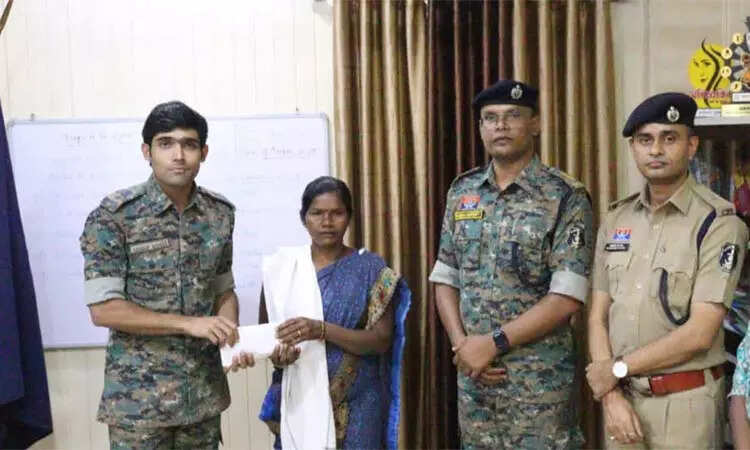 ₹5 லட்சம் பரிசு அறிவிக்கப்பட்ட மாவோயிஸ்ட் பெண் தளபதி போலீசில் சரண்!