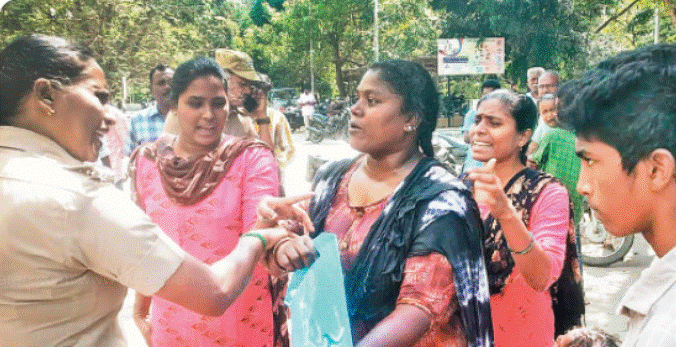 ஒரே குடும்பத்தை சேர்ந்த 7 பேர் தீக்குளிக்க முயற்சி!! கலெக்டர் அலுவலகத்தில் பரபரப்பு!!