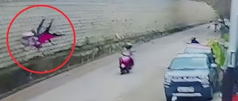 அதிர்ச்சி வீடியோ... ஸ்கூட்டருடன் மேம்பாலித்திலிருந்து கீழே விழுந்த இளம்பெண்!