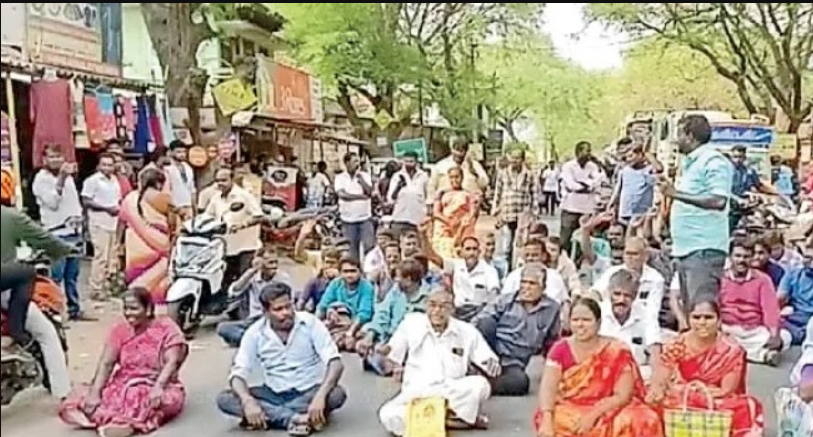 100 கோடி மோசடி... நகைக்கடை உரிமையாளர் வீட்டை முற்றுகையிட்ட பொதுமக்கள்!