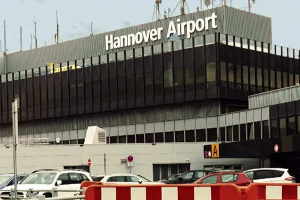 விமான நிலையத்தில் மர்ம ட்ரோன் பறப்பு… விமான சேவை முடக்கம்!