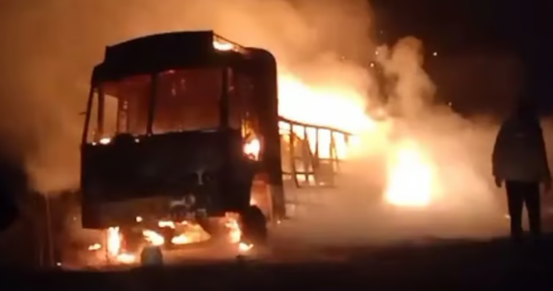 அயோத்திக்கு பட்டாசு ஏற்றி சென்ற லாரியில் பயங்கர தீவிபத்து... பகீர் வீடியோ... !