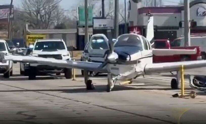 அமெரிக்காவில் பரபரப்பு... நடுரோட்டில் தரையிறங்கிய விமானம் வாகனங்கள் மீது மோதி விபத்து!