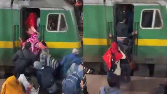 வைரல் வீடியோ... ரயில் இன்ஜினில் ஏறி கும்பமேளா செல்லும் பக்தர்கள் !