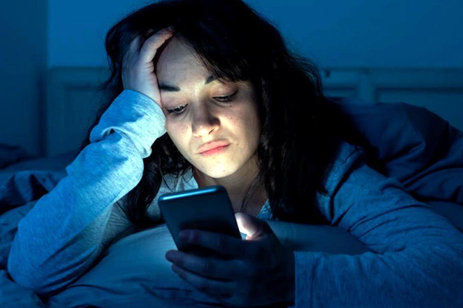 உஷார்... அதிக நேரம் செல்போன் ஸ்கிரீன் பார்ப்பதால் இதயத்திற்கு பாதிப்பு.. மருத்துவர்கள் எச்சரிக்கை!