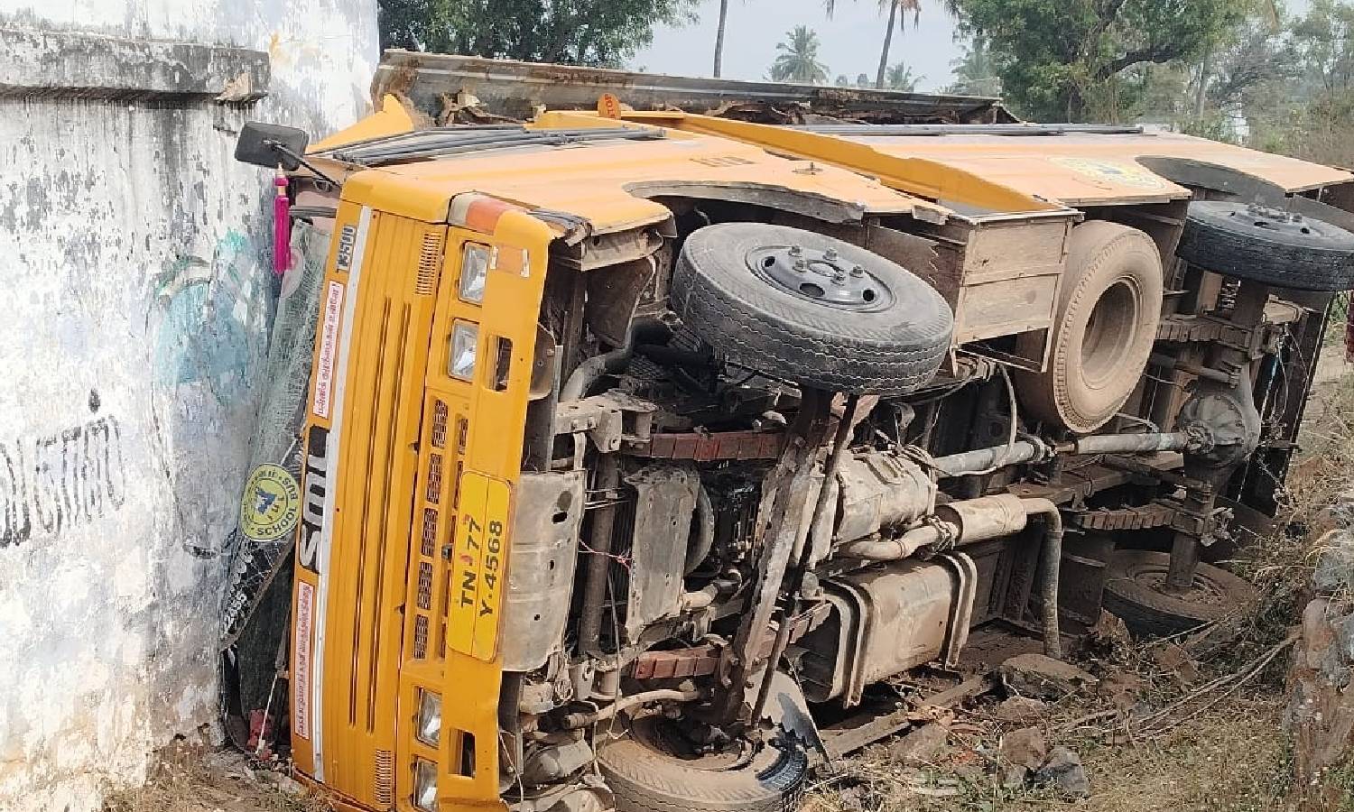 பரபரப்பு... தனியார் பள்ளி வேன் கவிழ்ந்து விபத்து.. 16க்கும் மேற்பட்ட மாணவிகள் படுகாயம்!