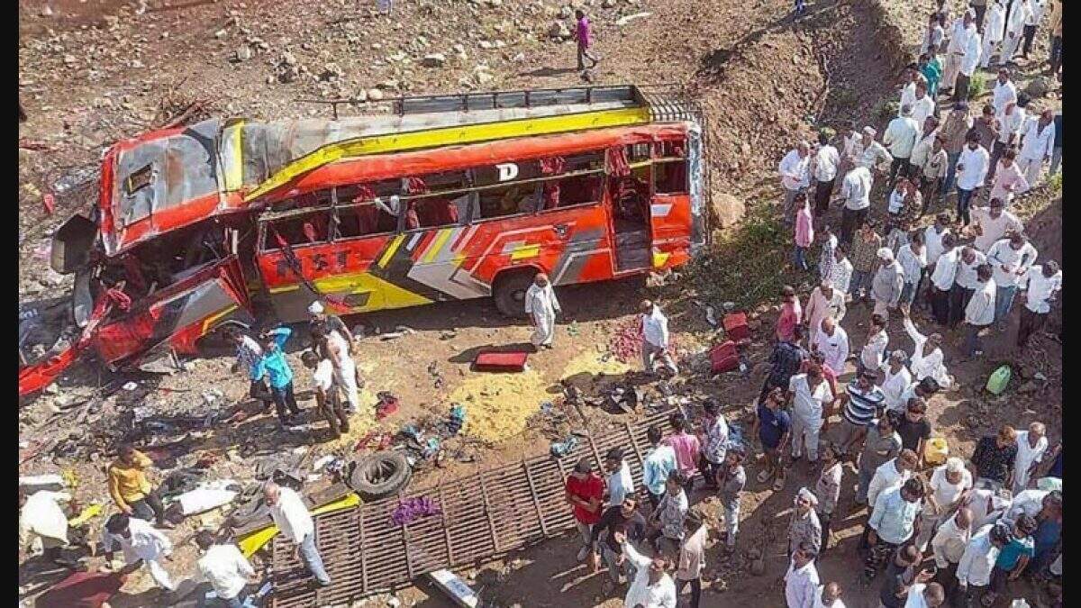 அதிர்ச்சி வீடியோ... பள்ளத்தில் தலைக்குப்புற கவிழ்ந்த பேருந்து... 22 பேர் பலியான சோகம்!