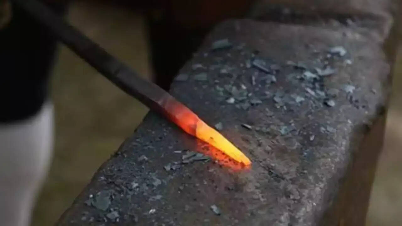 அதிர்ச்சி.. .பச்சிளம் குழந்தைக்கு 40 இடங்களில் சூடு... ஊசலாடும் உயிர்... !!