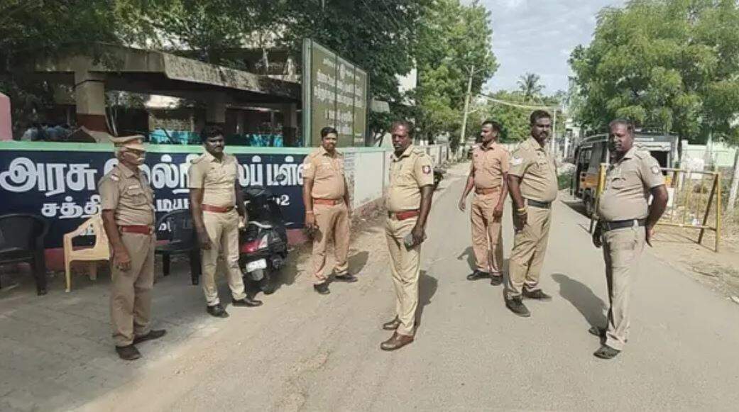 விருதுநகரில் 144 தடை உத்தரவு, போலீஸ் குவிப்பு... காதல் விவகாரத்தில் கோஷ்டி மோதல்...கல்லூரி மாணவர் படுகாயம்!