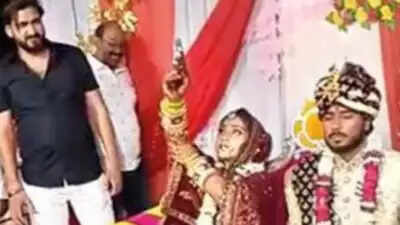 வைரல் வீடியோ!! திருமணத்தில் துப்பாக்கியால் சுட்ட மணப்பெண்!!