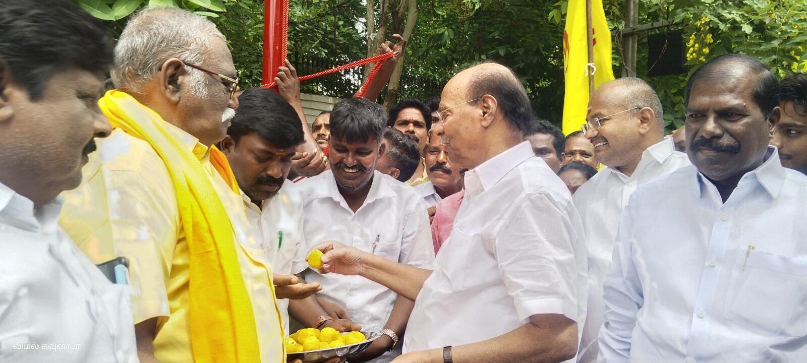 வன்னியர் சங்க 45ம் ஆண்டு விழா: தைலாபுரத்தில் கொடியேற்றி, இனிப்பு வழங்கினார் ராமதாஸ்!