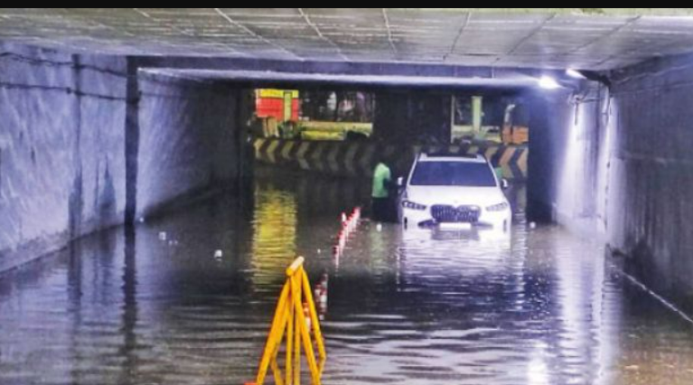 மழைநீரில் சிக்கிய சொகுசு கார்… 3 பேருடன் கதவு மூடியதால் சென்னையில் பரபரப்பு !