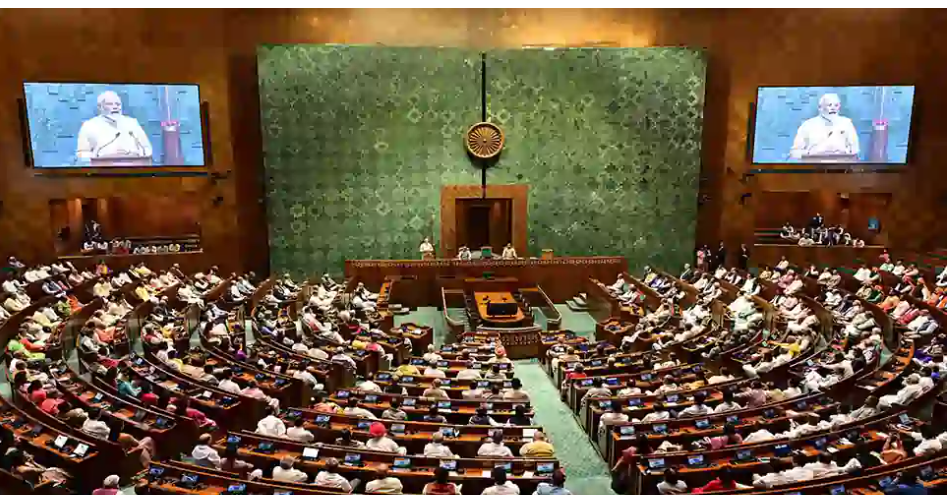 மக்களவையில் அமளி தொடர்ச்சி… பிப்.9 வரை அவை ஒத்திவைப்பு… 8 எம்பிக்கள் இடைநீக்கம்!