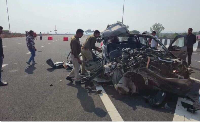 உருக்குலைந்த கார்... லாரியை முந்த முயன்றதில் விபரீதம் - 4 பேர் உடல்நசுங்கி பலி!