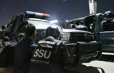 காவலர் வாகனத்தை குறிவைத்து துப்பாக்கிச் சூடு… 5 போலீஸார் பலி!