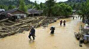 பேரழிவு... இந்தோனேசிய வெள்ளத்தில் 1,000 பேருக்கு மேல் பலி!