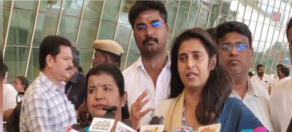 எல்லா மாநாட்டிலும் ஒரே மாதிரியான பேச்சு... விஜய் அரசியல் குறித்து கலாய்த்த கஸ்தூரி!