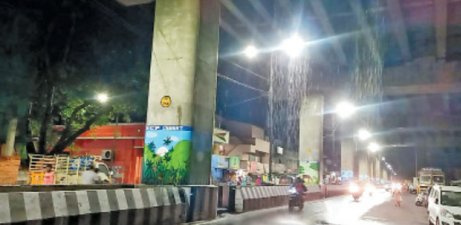 மழை நீர் கசிவு அருவி போல் காட்சியளிக்கும் மெட்ரோ ரயில் மேம்பாலம் !! வாகன ஓட்டிகள் கடும் அவதி!!