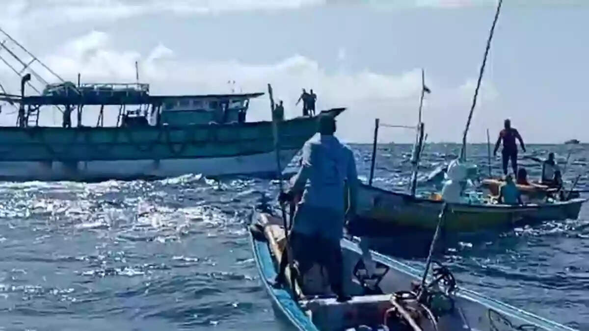 தொடரும் அட்டூழியம்... தமிழக மீனவர்கள் மீது இலங்கை கடற்கொள்ளையர்கள் தாக்குதல்.!