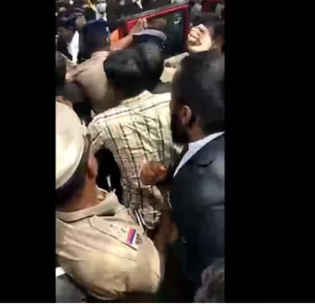 பரபரப்பு!! நீதிமன்ற வளாகத்தில் பெண் மீது ஆசிட் வீச்சு!!