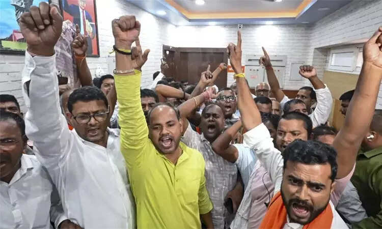 பீகார் சட்டசபை தேர்தலில் அதிகளவில் வாரிசுகள் களமிறங்கியதால் சர்ச்சை!