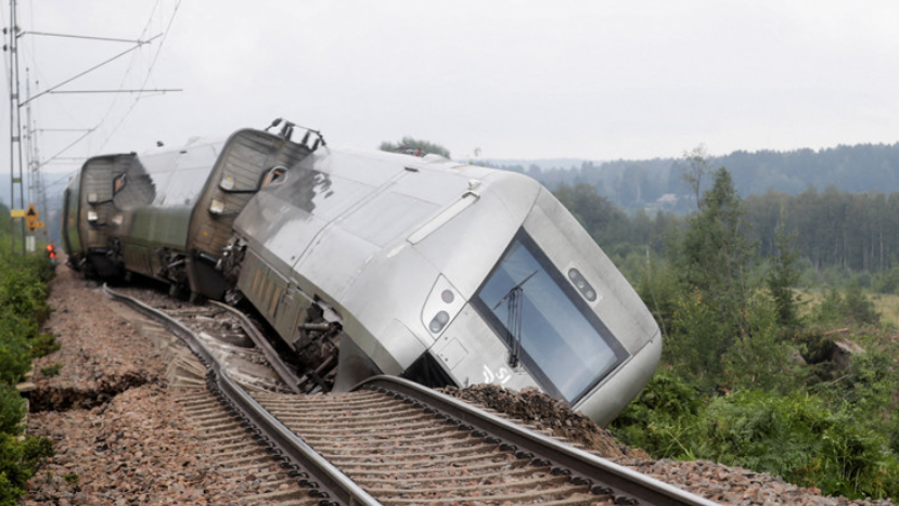தடம் புரண்டுபயணிகள் ரயில் விபத்து!! கனமழையால் அடித்து செல்லப்பட்ட தண்டவாளக்கற்கள்!!