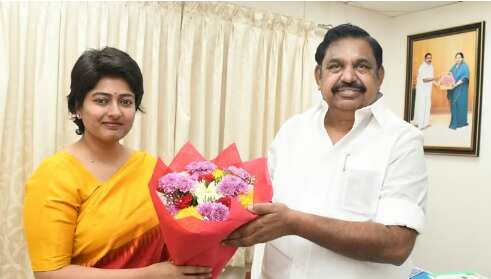 அதிமுகவில் இணைந்தார் நடிகை காயத்ரி ரகுராம்!