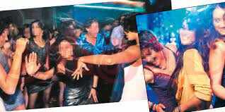 சென்னையில் அதிர்ச்சி! தலைக்கேறிய போதையில் 30 இளம்பெண்கள்! பாதுகாப்பாக மீட்டு, வீட்டுக்கு அனுப்பி வைத்த போலீசார்!