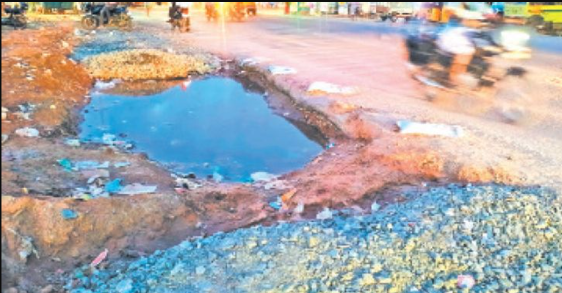 மரண குழி... மேலப்பாளையம் - அம்பை சாலையில் தொடரும் விபத்து அபாயம் !