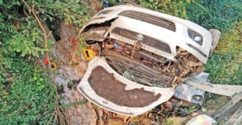 கார் மரத்தில் மோதி வாய்க்காலில் தொங்கி 4 பேர் படுகாயம் ... தரிசனம் முடிந்து திரும்பியபோது சோகம்!