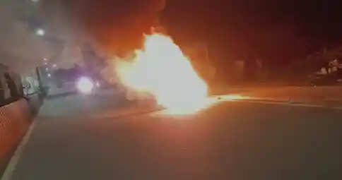 நடுரோட்டில் திடீரென பற்றி எரிந்த கார்! சென்னையில் பரபரப்பு!