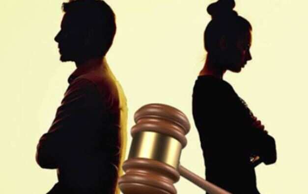 விவாகரத்து வழக்கு.. நீதிமன்றத்திற்கு வந்த கணவனை லெப்ட் ரைட் வாங்கிய மனைவி!